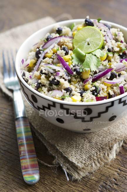 Maya-Couscous-Salat mit Couscous, schwarzen Bohnen, Mais, Koriander, roten Zwiebeln, Jalapeno — Stockfoto