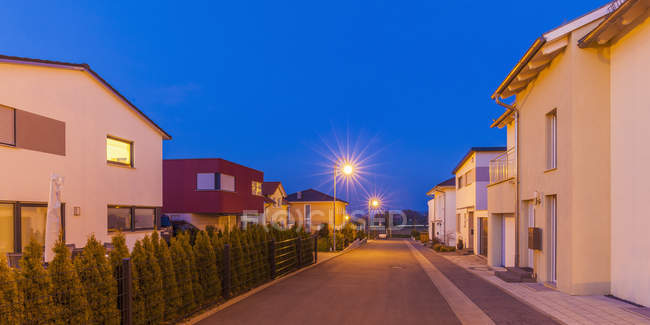 Germania, Ludwigsburg, area di sviluppo, case unifamiliari al tramonto — Foto stock