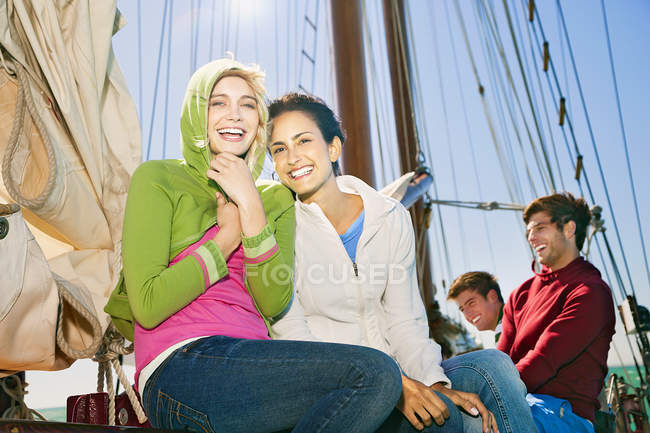 Щасливі друзі на вітрильному кораблі — стокове фото