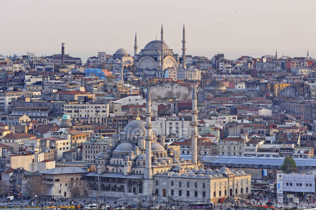 Turchia, Istanbul, Eminoenue, Veduta dalla Torre di Galata alla Moschea Nuruosmaniye e alla Nuova Moschea — Foto stock