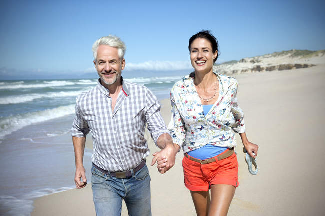 Sudafrica, coppia che corre lungo la spiaggia — Foto stock