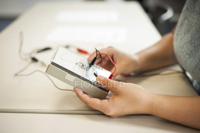 Studente di scuola professionale in fisica classe tenuta dispositivo di misura — Foto stock