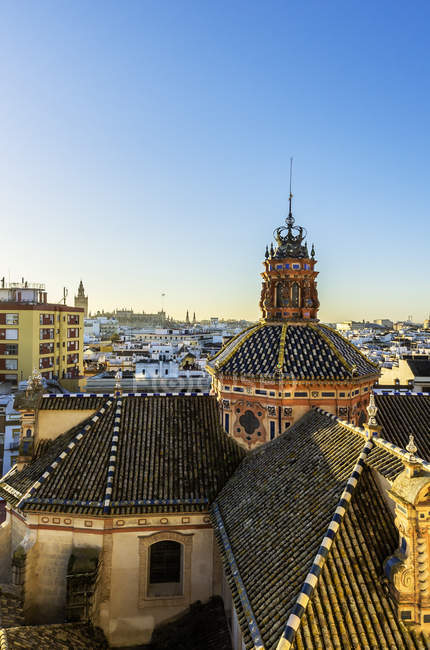 España, Andalucía, Sevilla, Paisaje urbano aéreo con iglesia Santa Maria Magdalena - foto de stock