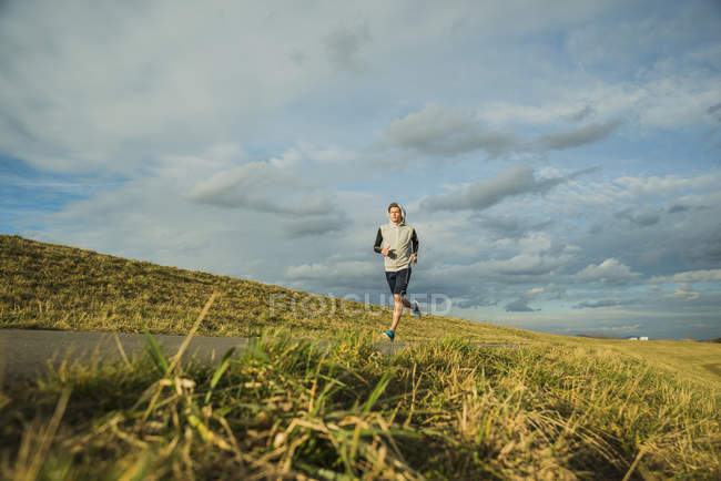 Германия, Мангейм, молодой человек бег трусцой — стоковое фото