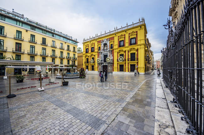 España, Andalucía, Málaga, Palacio Episcopal contra la calle - foto de stock