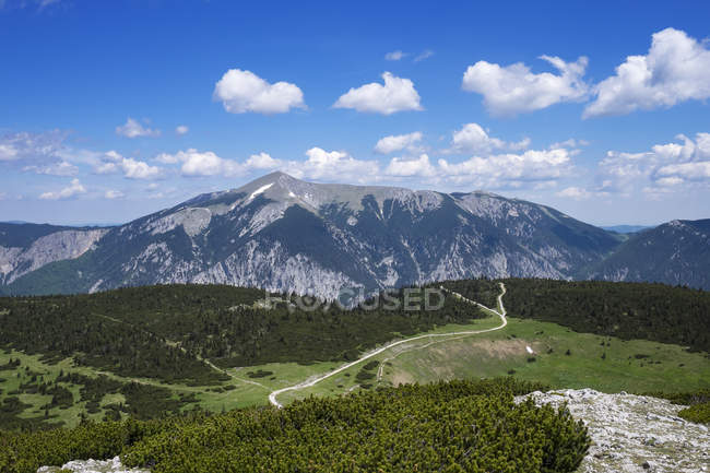 Австрия, Нижняя Австрия, Венские Альпы, горный массив с облачным небом на заднем плане — стоковое фото