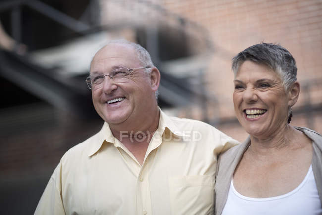 Felice sorridente coppia anziana all'aperto — Foto stock