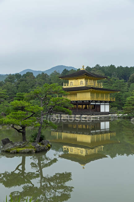 Japan, Kyoto, Kinkaku-ji,  Kinkaku, Golden pavillon and pond — Stock Photo
