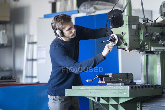 Technicien travaillant dans un tour — Photo de stock