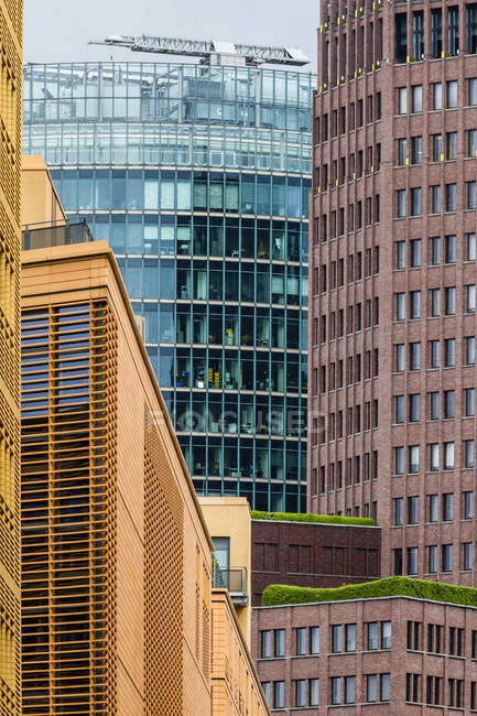 Alemania, Berlín, vista parcial de las fachadas en la Plaza Potsdam - foto de stock