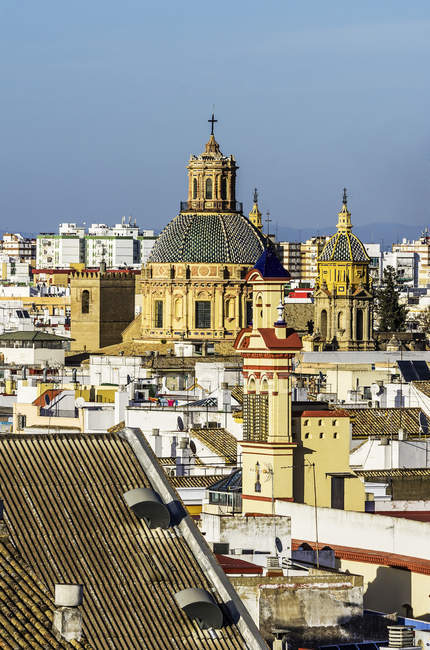 Spagna, Andalusia, Siviglia, paesaggio urbano con chiesa — Foto stock
