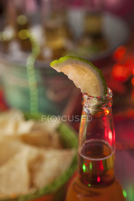 Focus sur la chaux dans l'alcool de bière, Cinco de Mayo Party — Photo de stock