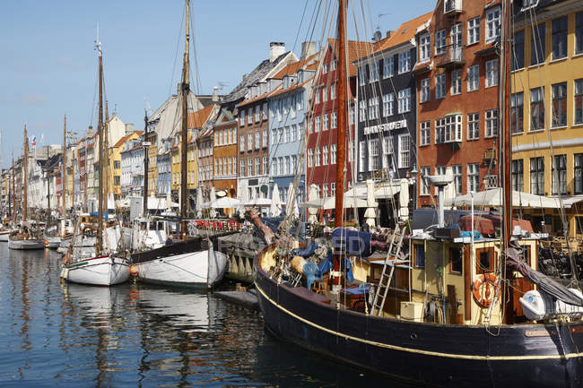 Sailing boats moored on Nyhavn canal, Copenhagen, Denmark — Stock Photo