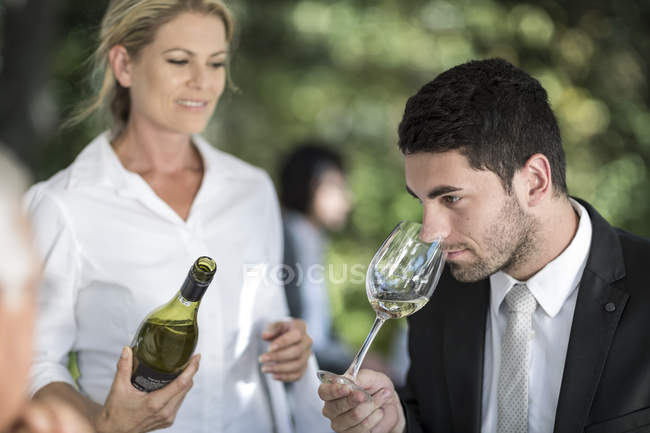 Клієнт в ресторані, що вивчає біле вино — стокове фото