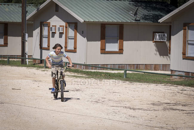 Хлопчик їде на велосипеді на дачній ділянці — стокове фото