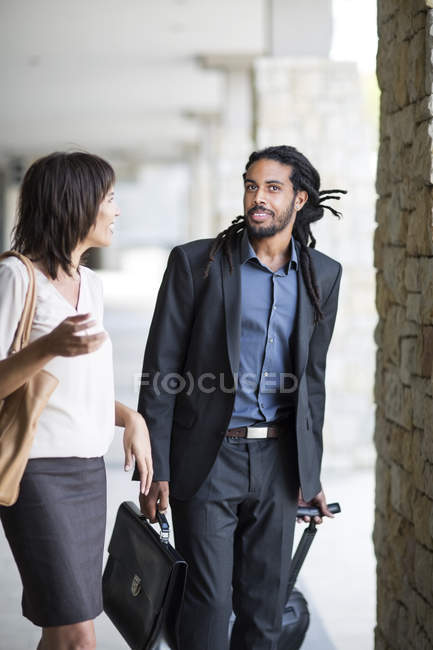 Businessman and woman on business trip — Stock Photo