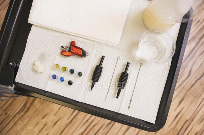Tablett mit Werkzeug und Tätowiertinte auf Tablett im Tätowierstudio — Stockfoto