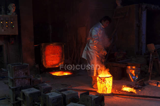 Ливарне робітника виливши розпеченого металу в ролях — стокове фото