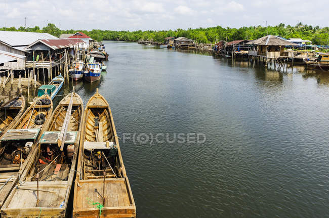 Indonésie, Îles Riau, Île de Bintan, Village de pêcheurs avec bateaux de pêche — Photo de stock