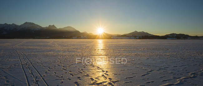 Німеччини, Східна Allgaeu, поблизу Fuessen, озера Хопфензее в зиму проти вечірнього сонця — стокове фото