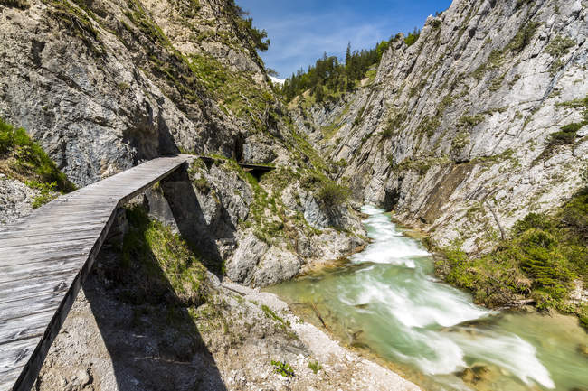 Austria, Tirolo, Karwendel, Samer Valley, Gleirsch gorge, Gleirschbach Creek e sentiero in legno — Foto stock