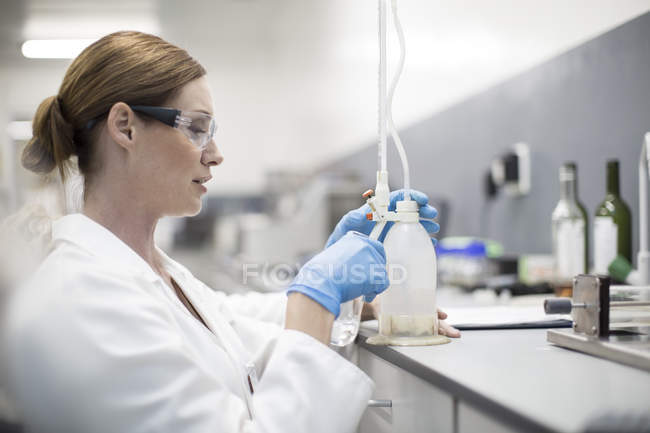Wissenschaftler im Labor arbeitet mit Flüssigkeit — Stockfoto
