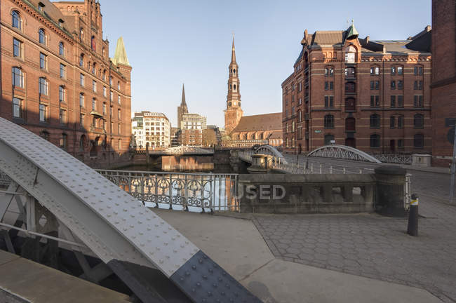 Alemanha, Hamburgo, Speicherstadt de manhã, no fundo Igreja de Santa Catarina — Fotografia de Stock