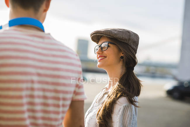 Sorrindo jovem mulher olhando para o homem — Fotografia de Stock