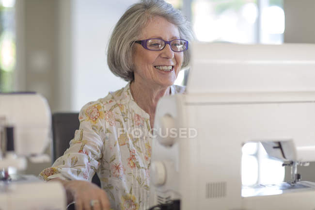 Старші жінки, що працюють на швейні машини — стокове фото