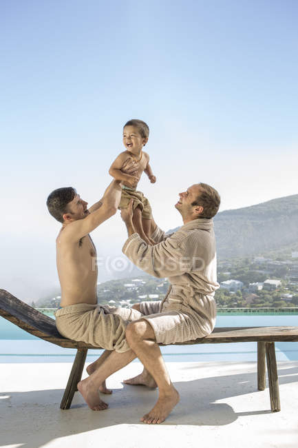 Gay coppia giocare con bambino a il piscina — Foto stock