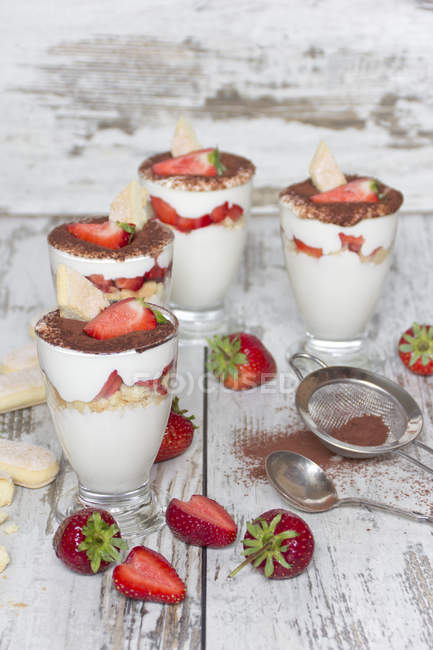 Strawberry mascarpone cream in glasses with fresh strawberries and cocoa — Stock Photo