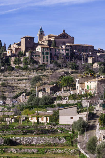 Spain, Balearic Islands, Mallorca, Valldemossa, S'Arxiduc, View to village with church — Stock Photo