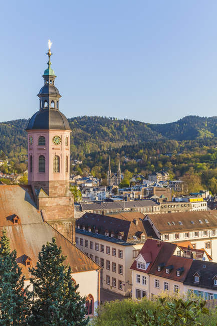 Germania, Baden-Wuerttemberg, Baden-Baden, Paesaggio urbano con chiesa collegiata — Foto stock