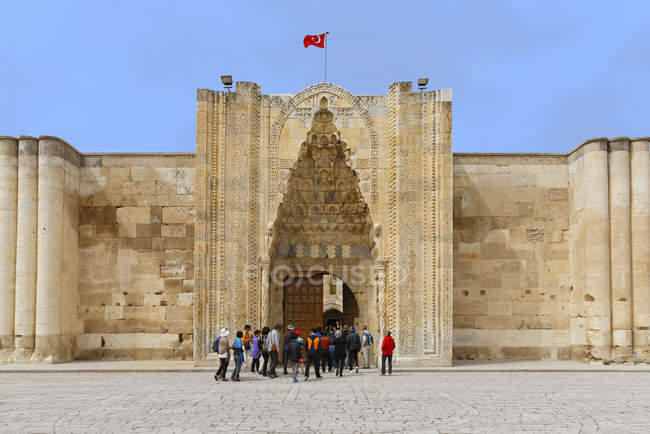 Turkey, Turkey, Anatolia, Central Anatolia, Province Aksaray, Sultanhani Kervansaray, Entrance portal with crowd against wall — Stock Photo