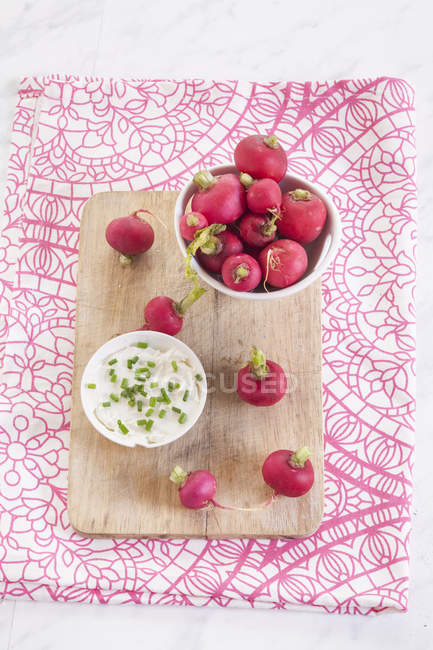 Bowl of red radishes — Stock Photo