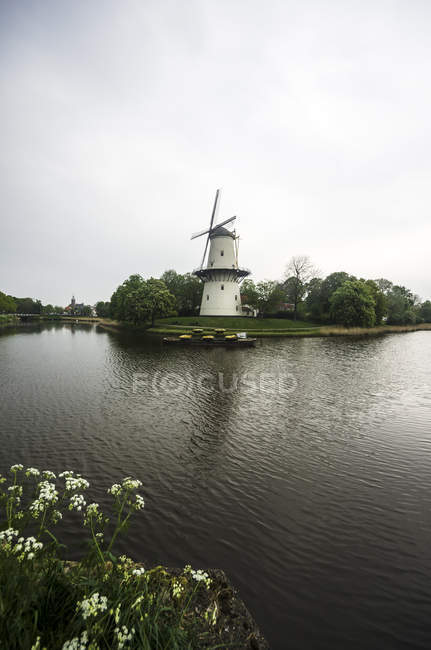 Paesi Bassi, Zelanda, Middelburg, Mulino a vento De Hoop contro l'acqua — Foto stock