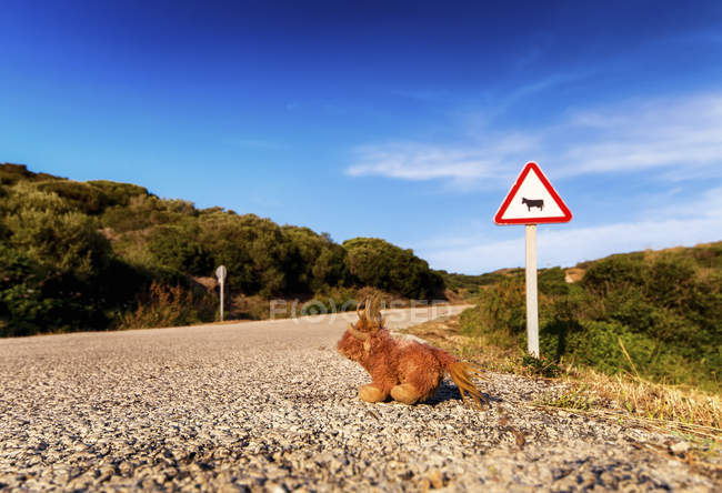 Spanien, Balearen, Menorca, Verkehrsschild an einer Straße mit Plüschtier — Stockfoto