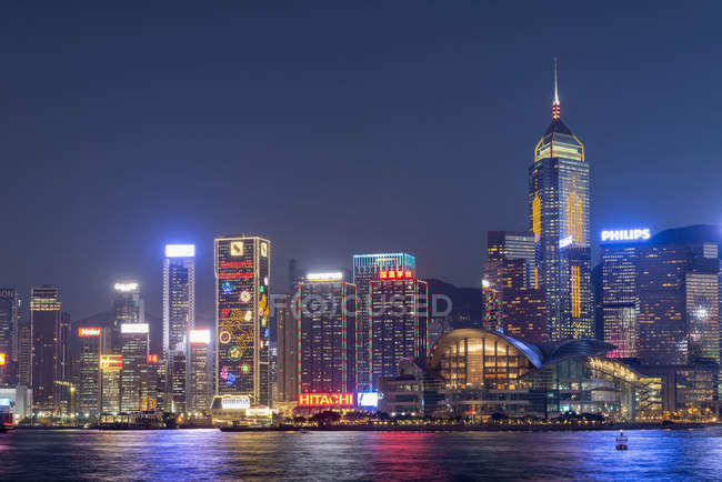 Centro de la ciudad de noche, Hong Kong, China - foto de stock