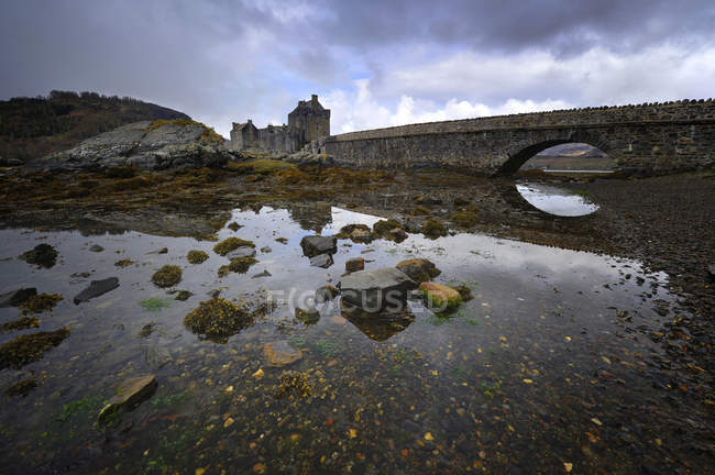 Великобританія, Шотландії, Eilean Donan замок і ставок, на передньому плані — стокове фото