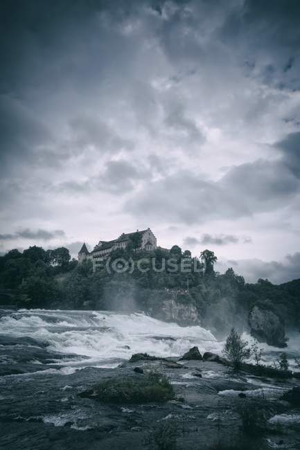 Швейцарія, Кантон Шаффхаузен, мальовничий вид на Рейн закохується Laufen замок moody погода — стокове фото