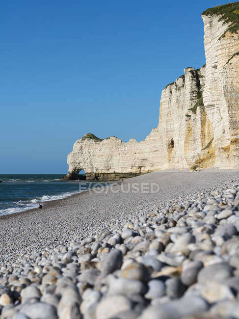França, Normandia, Etretat, vista para Porte d 'Amont com praia em primeiro plano — Fotografia de Stock