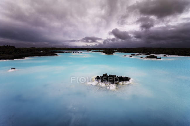 Vista panorâmica da Lagoa Azul sob céu nublado, Islândia — Fotografia de Stock