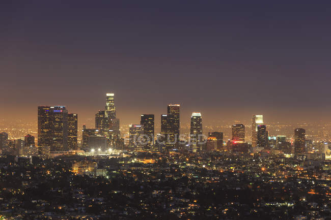 Vista a distanza dello skyline in serata a Los Angeles, California, USA — Foto stock