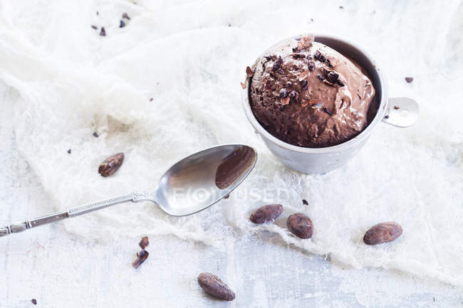 Tazze di gelato al cioccolato fatto in casa cosparse di pennini di cacao — Foto stock