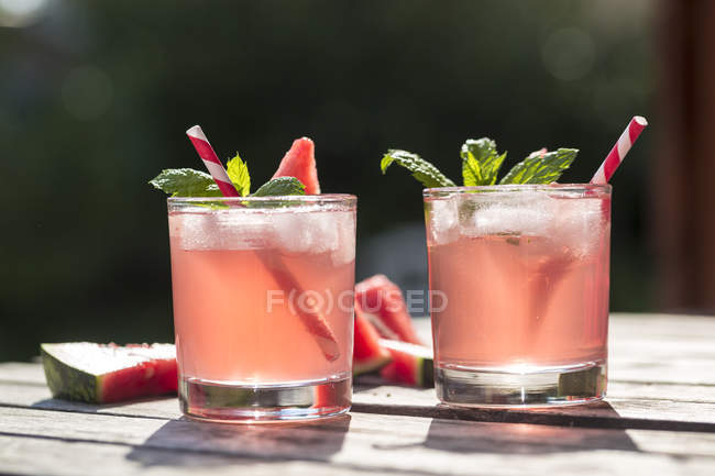 Vista frontal de sandía-Hugo, Mojito en vasos con pajitas para beber — Stock Photo