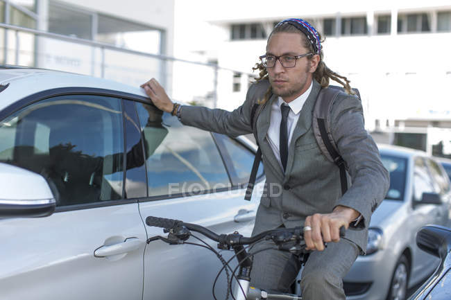 Geschäftsmann mit Fahrrad im Stau — Stockfoto