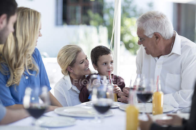 Мать, сын и дедушка на семейном празднике — стоковое фото