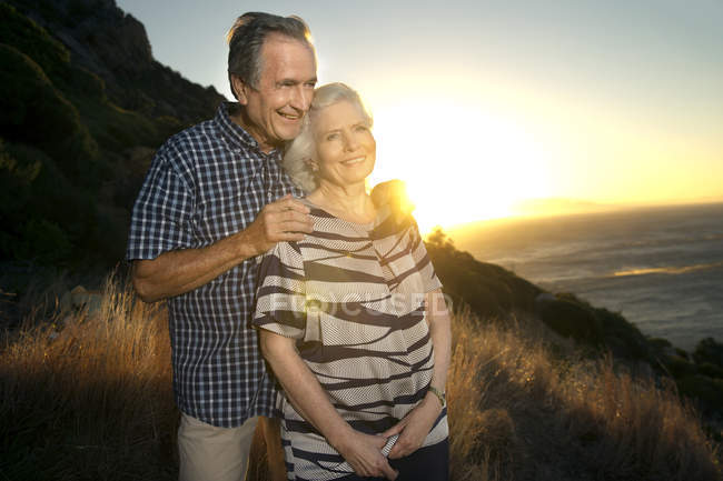 Ritratto di felice coppia di anziani al tramonto — Foto stock