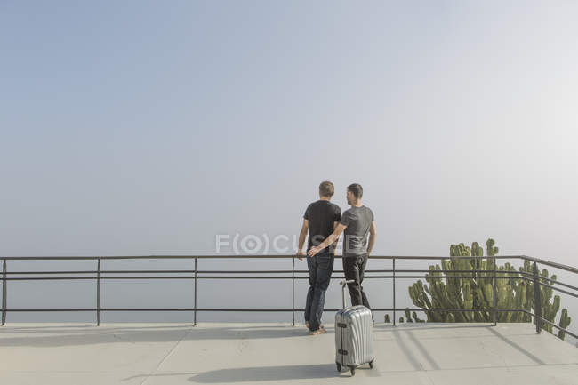 Гей пара стоїть на балконі — стокове фото