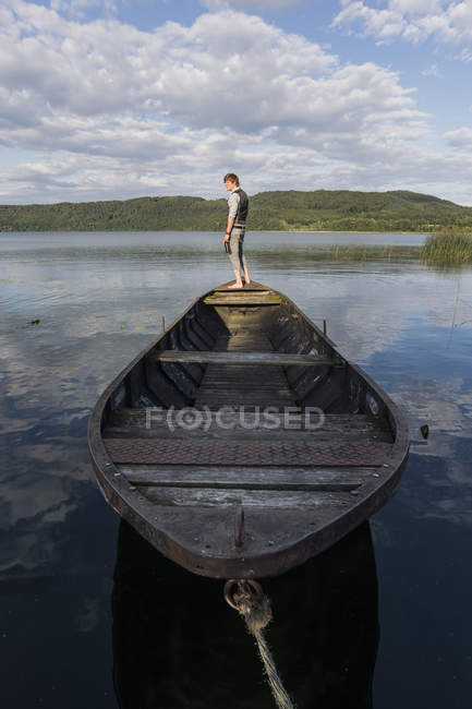 Uomo in piedi sulla barca a remi sul lago Laach, Renania-Palatinato, Germania — Foto stock